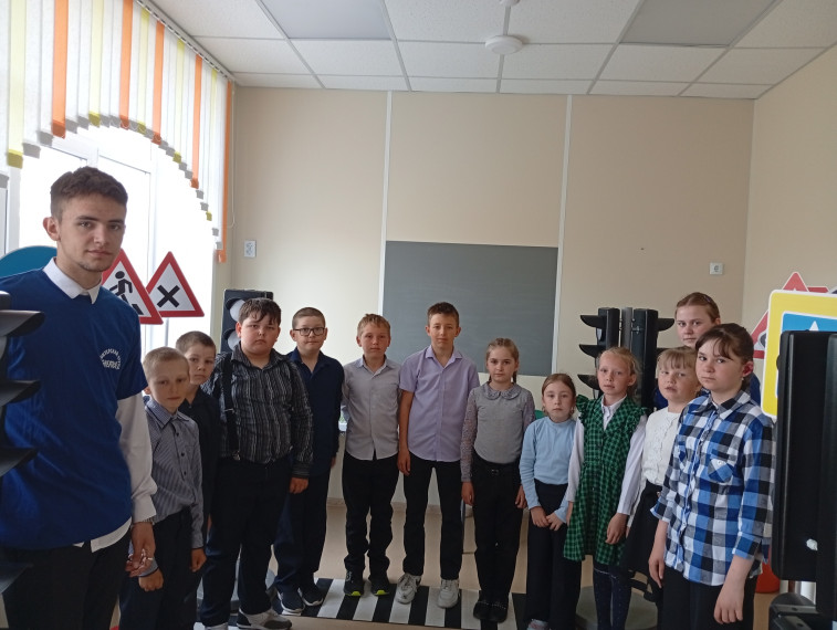 «Школьникам положено – знать правила дорожные».